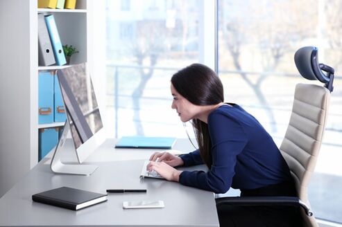 Para evitar a dor nas costas ao estar sentado nunha oficina, é necesario facer pausas